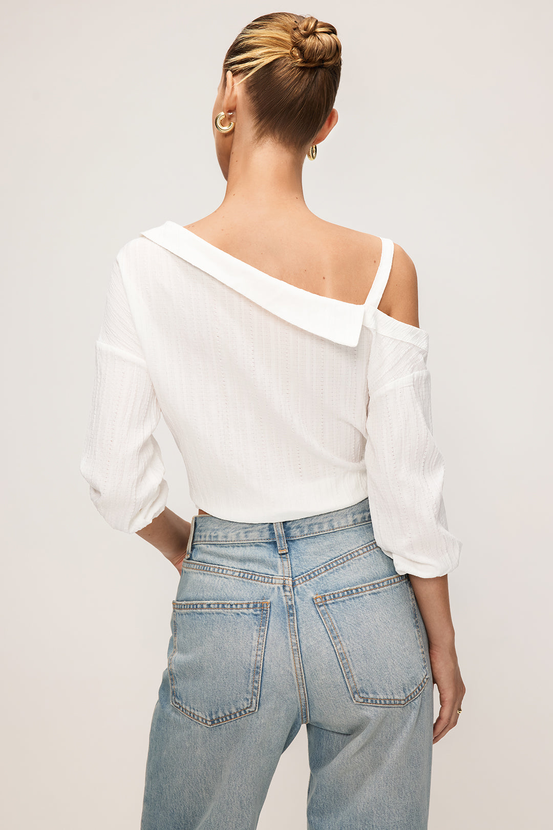 Camisa Asimétrica de Manga Larga con Espalda Descubierta y Botones