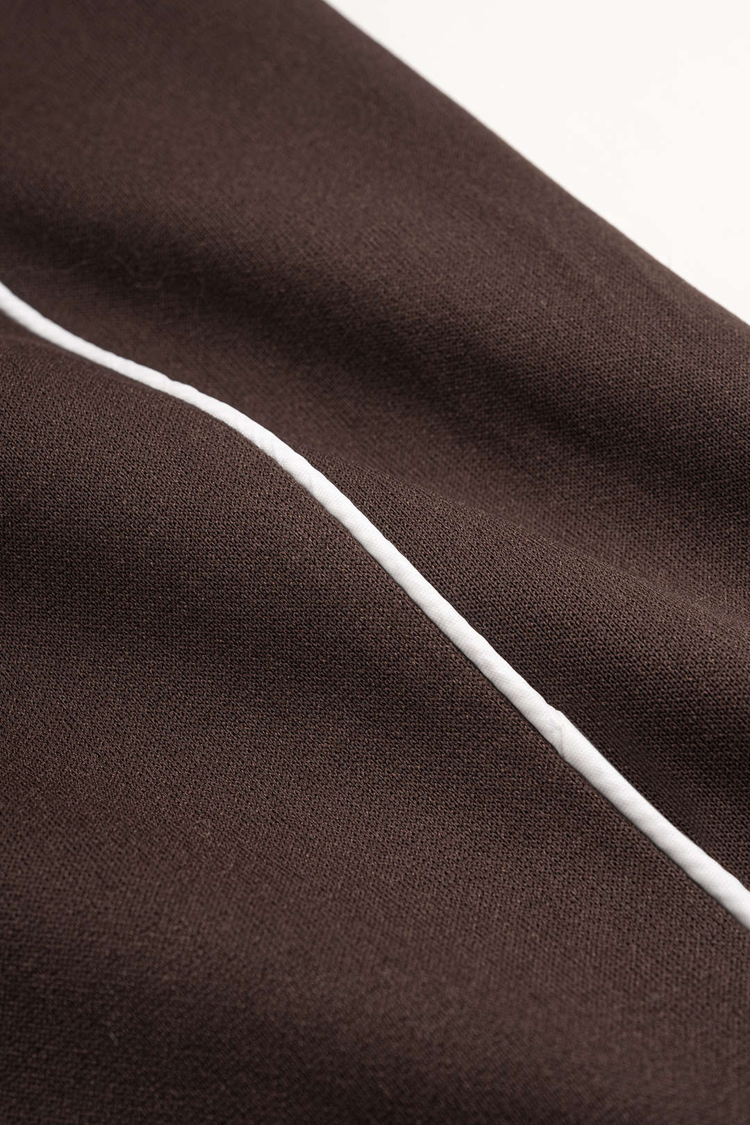 Conjunto de Chaqueta con Cremallera y Cuello Alto con Vivo Contrastante y Pantalón Ancho