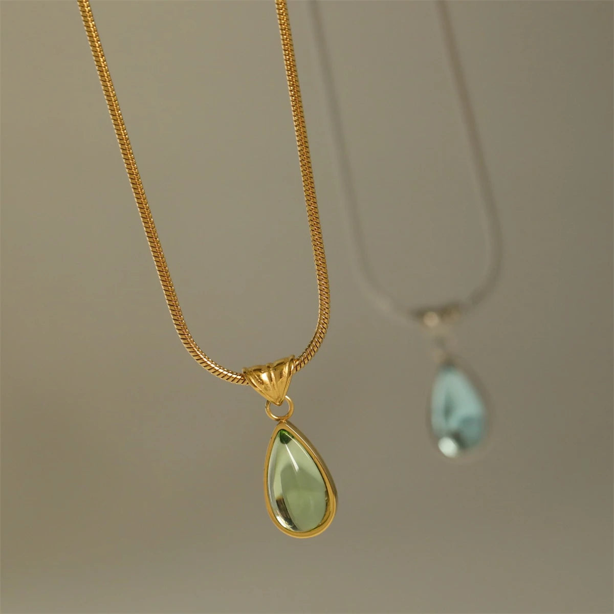 Collana con ciondolo a goccia blu o verde da donna, acciaio al titanio inossidabile, catenina sottile a serpente, finitura dorata o argentata, design classico ed elegante