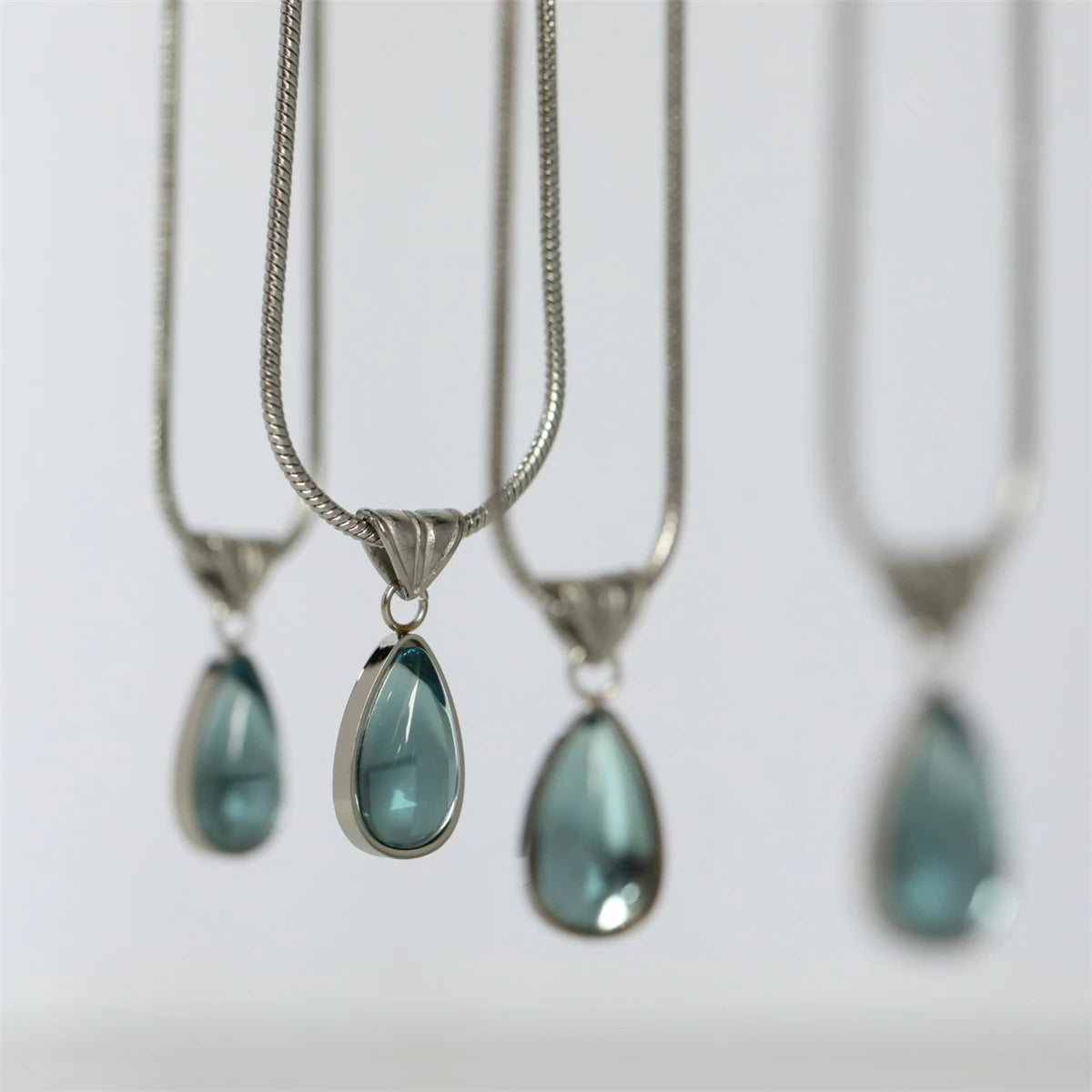 Collana con ciondolo a goccia blu o verde da donna, acciaio al titanio inossidabile, catenina sottile a serpente, finitura dorata o argentata, design classico ed elegante