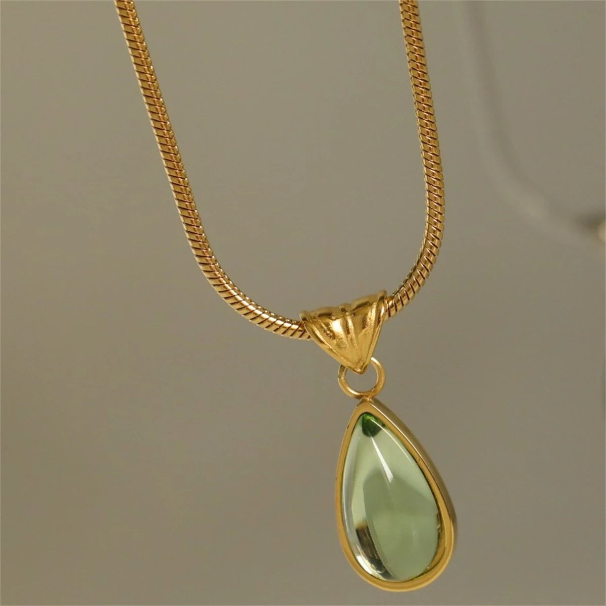 Collana con ciondolo a goccia blu o verde da donna, acciaio al titanio inossidabile, catenina sottile a serpente, finitura dorata o argentata, design classico ed elegante