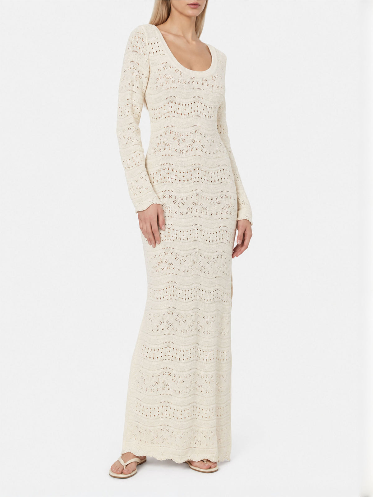 Vestido midi de punto calado en blanco roto, con abertura en el abdomen y bordes festoneados