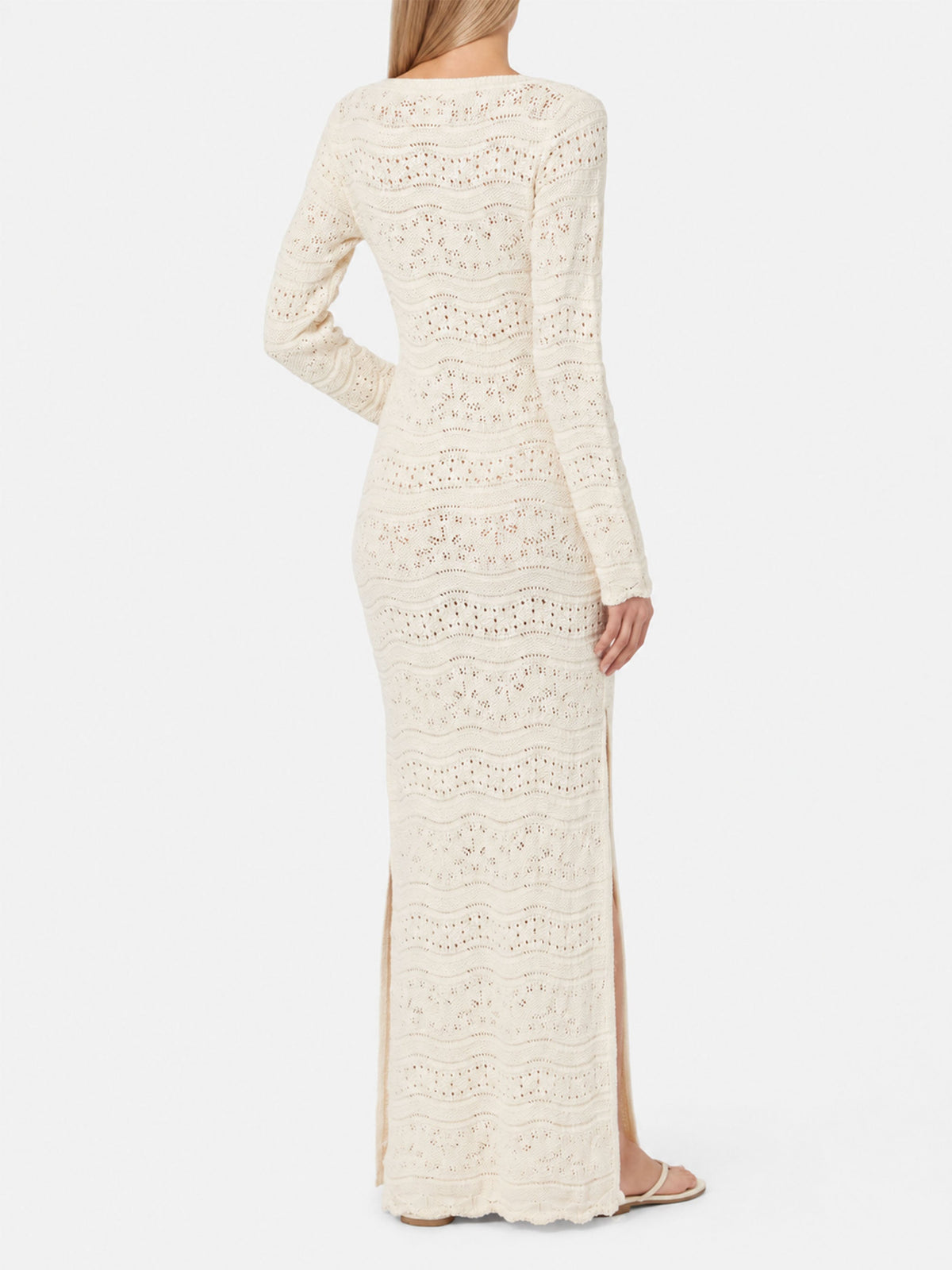 Vestido midi de punto calado en blanco roto, con abertura en el abdomen y bordes festoneados