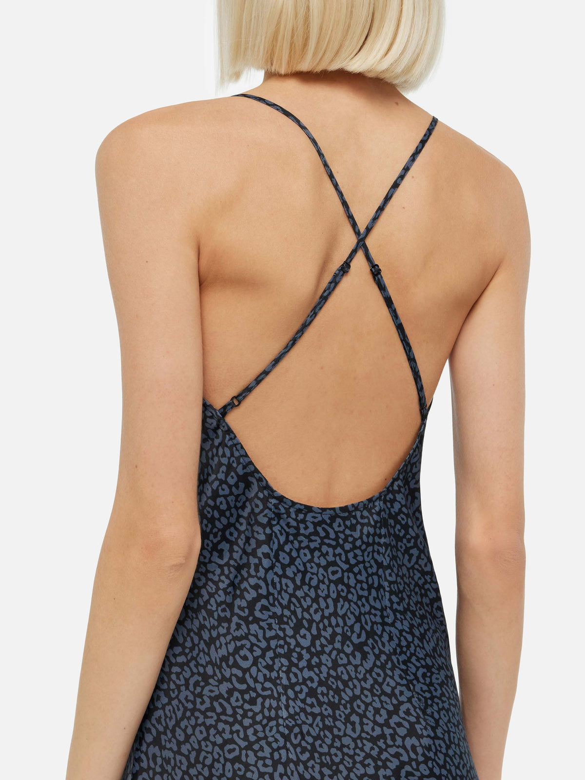 Vestido de satén Eydis con estampado de leopardo en tonos pastel suaves