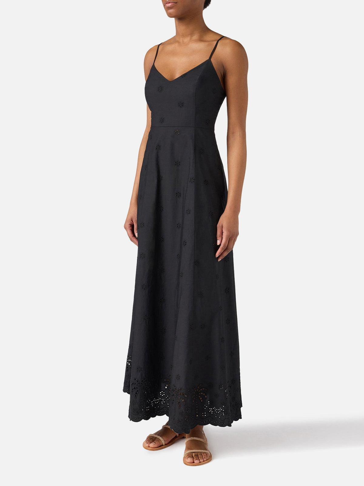 Elegante vestido largo negro de Guadalupe con exquisitos bordados