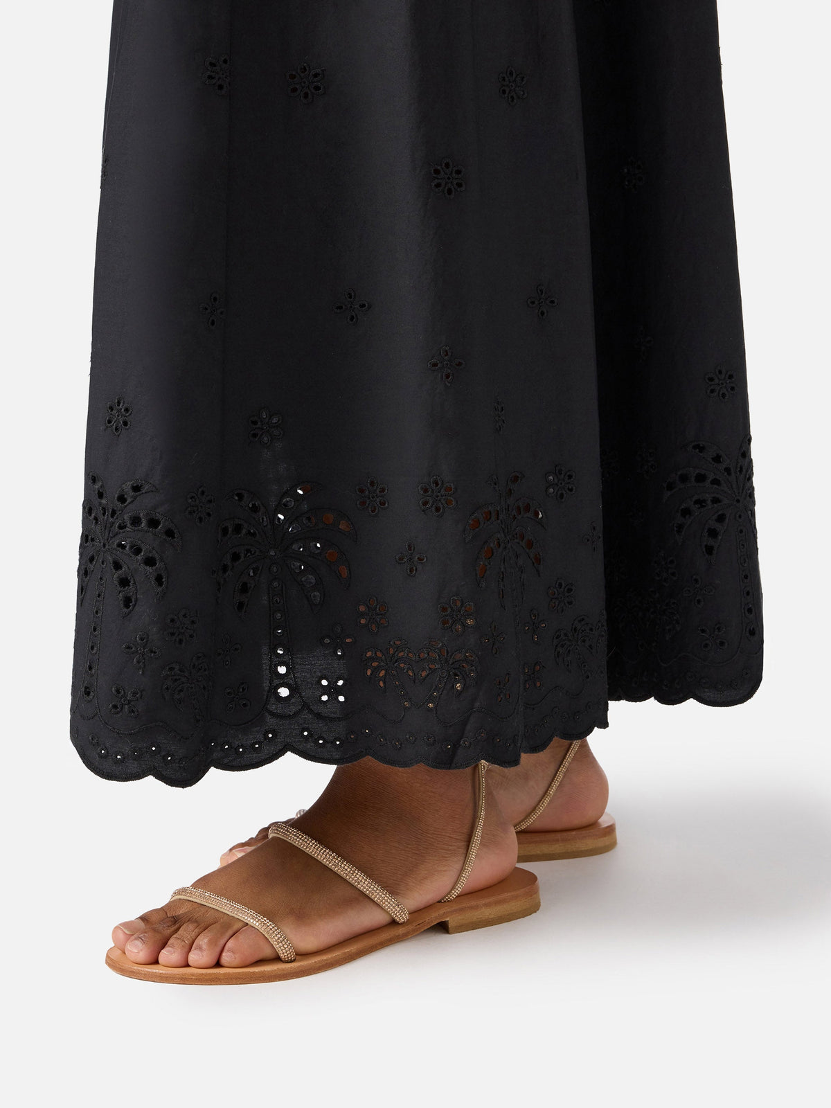 Elegante vestido largo negro de Guadalupe con exquisitos bordados