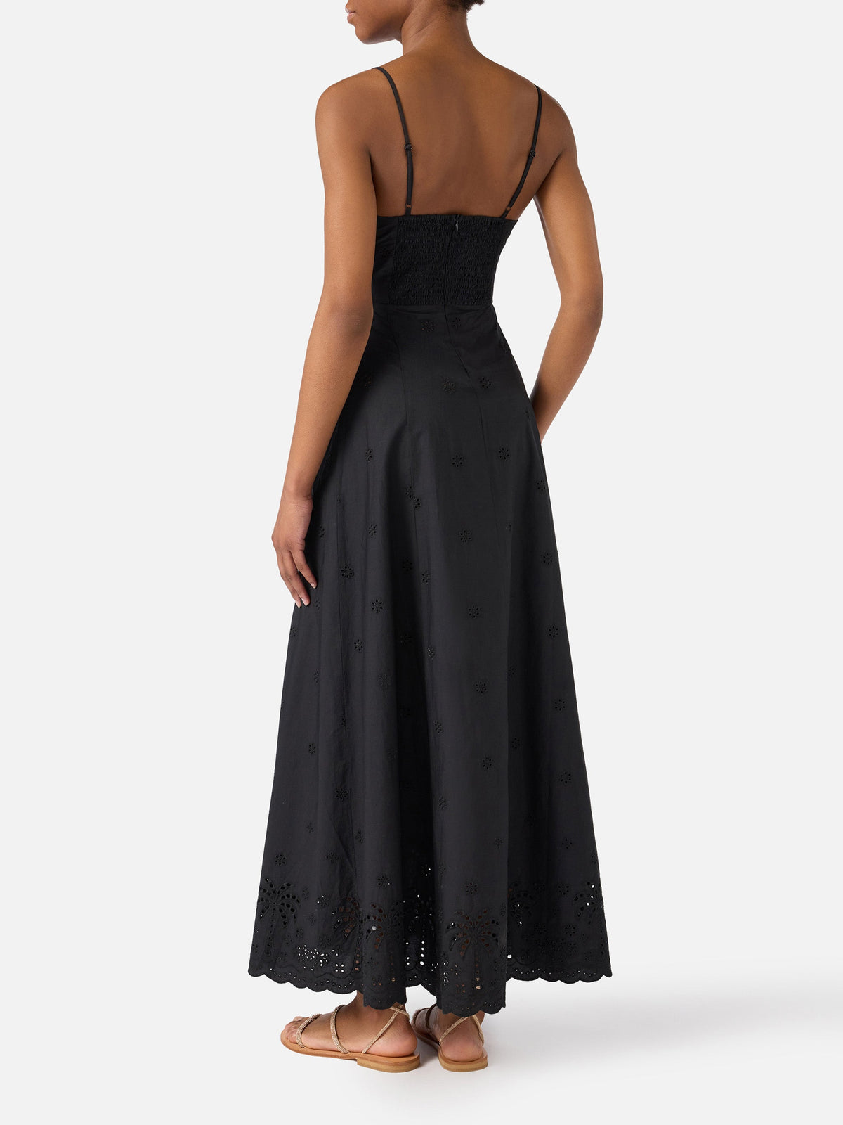Elegante vestido largo negro de Guadalupe con exquisitos bordados